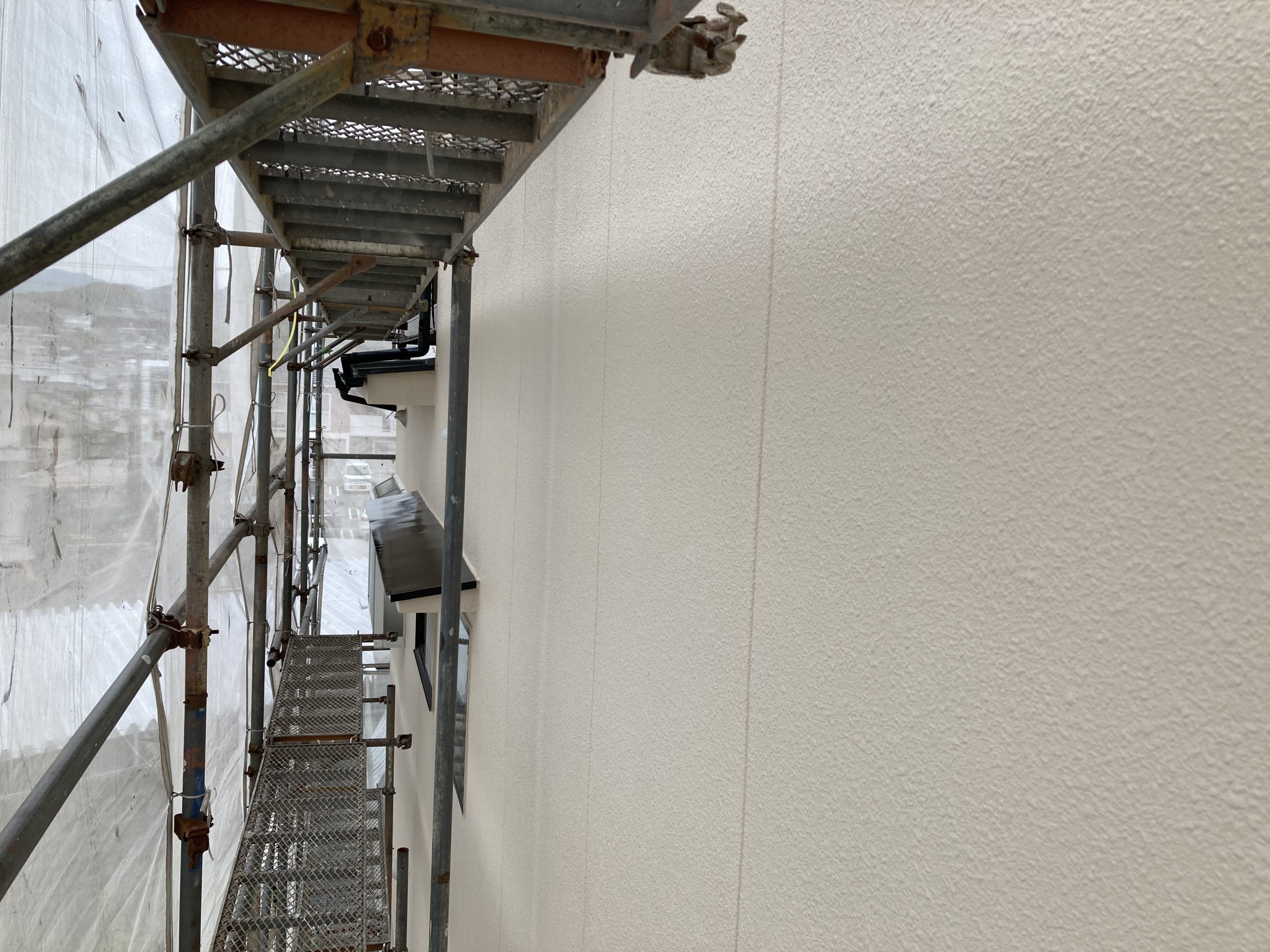 上塗りで外壁を仕上げます