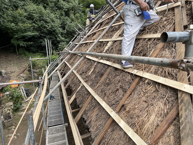 広島市安佐北区で屋根下地が腐食しているトタン屋根の古民家で修繕工事！