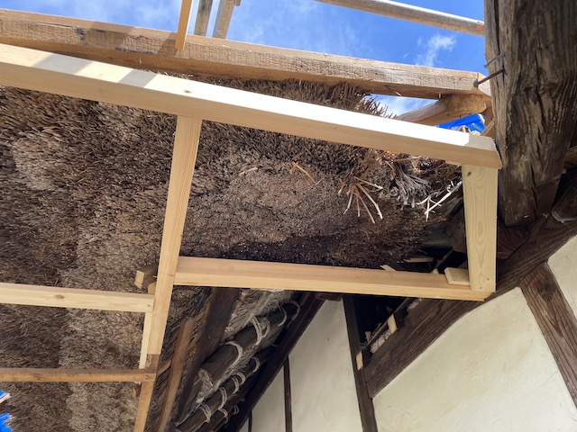 広島市安佐北区で雨漏りなどが原因で軒天の下地が腐食しているトタン屋根の葺き替え！