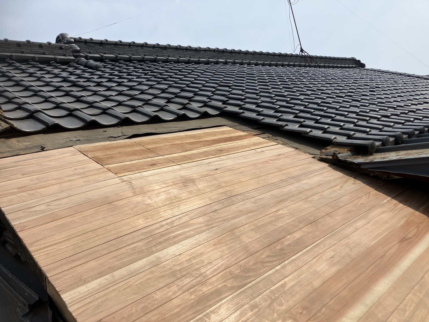 新しい屋根下地を施工