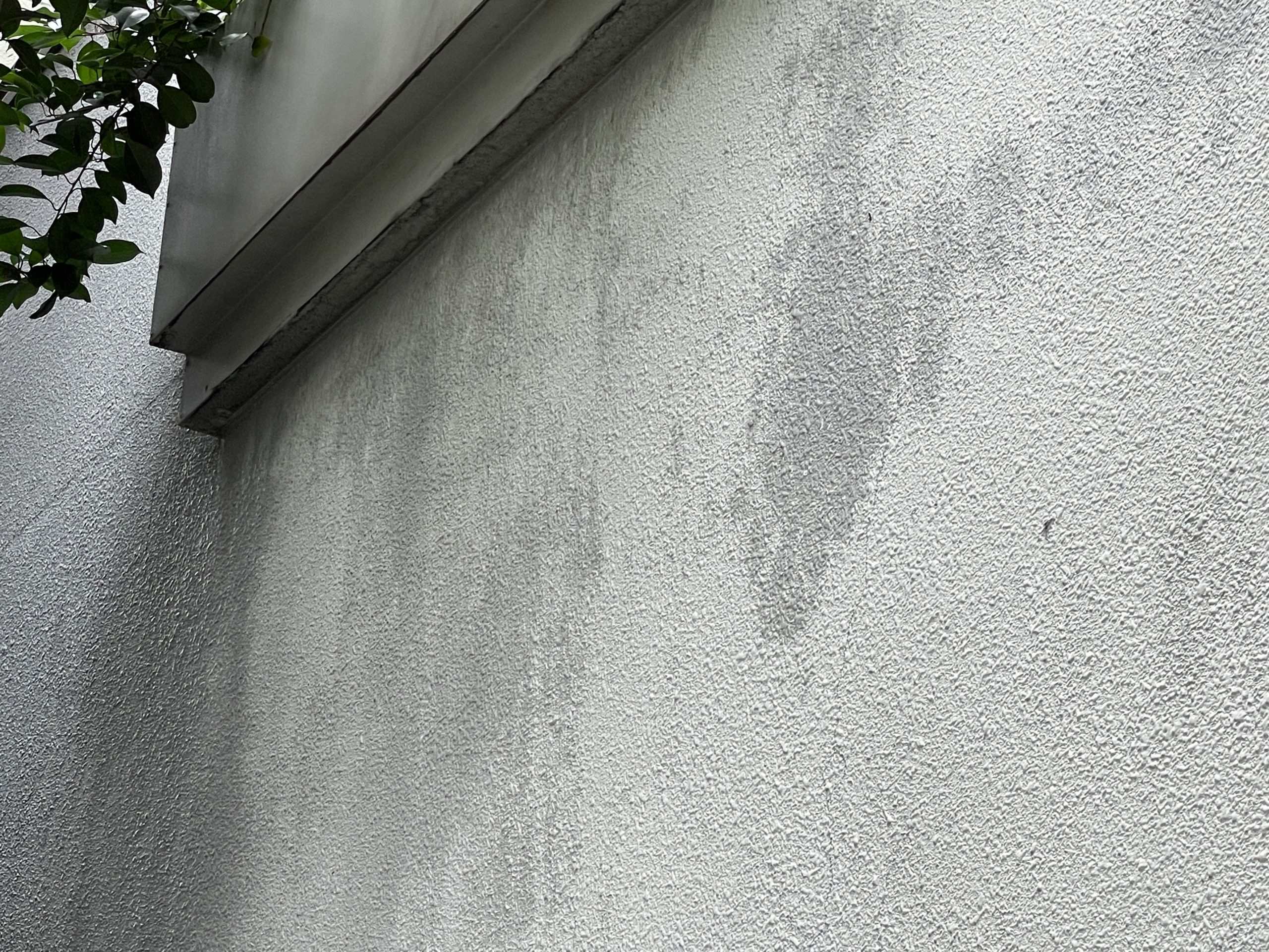 外壁表面の色むらと黒ずみ