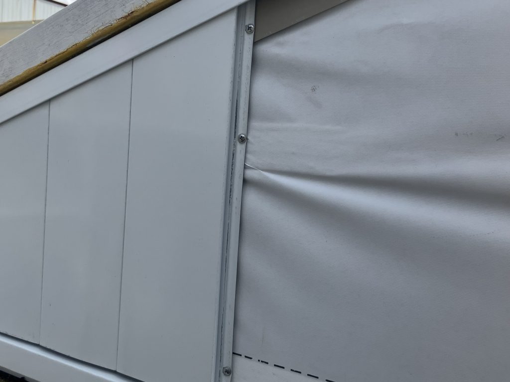 新規外装材の施工中