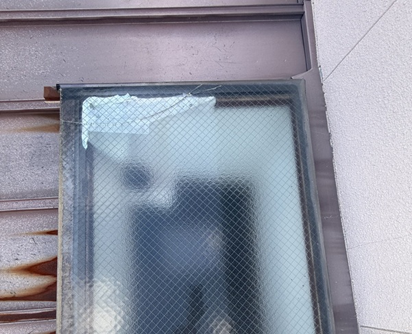 天窓にひび割れで雨漏り