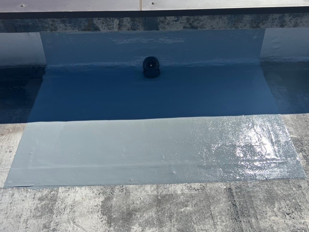 排水口まわりまで一体感のある防水面に仕上がりました