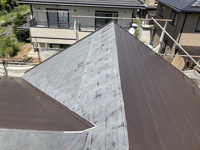 屋根材を葺き進めながら全体のラインをそろえます