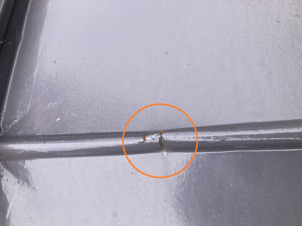 瓦棒屋根の折り目に確認された穴あき