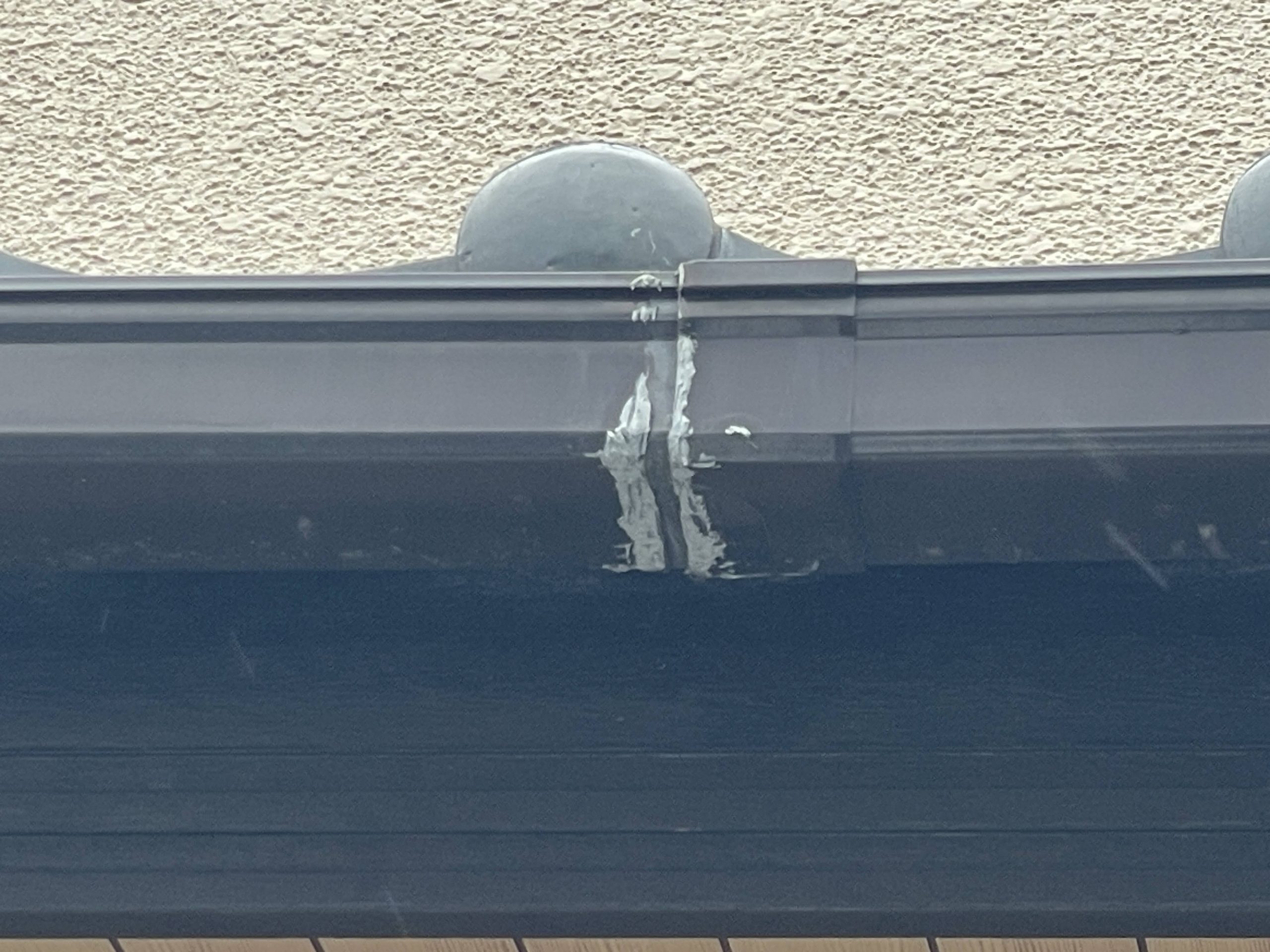 軒樋に亀裂