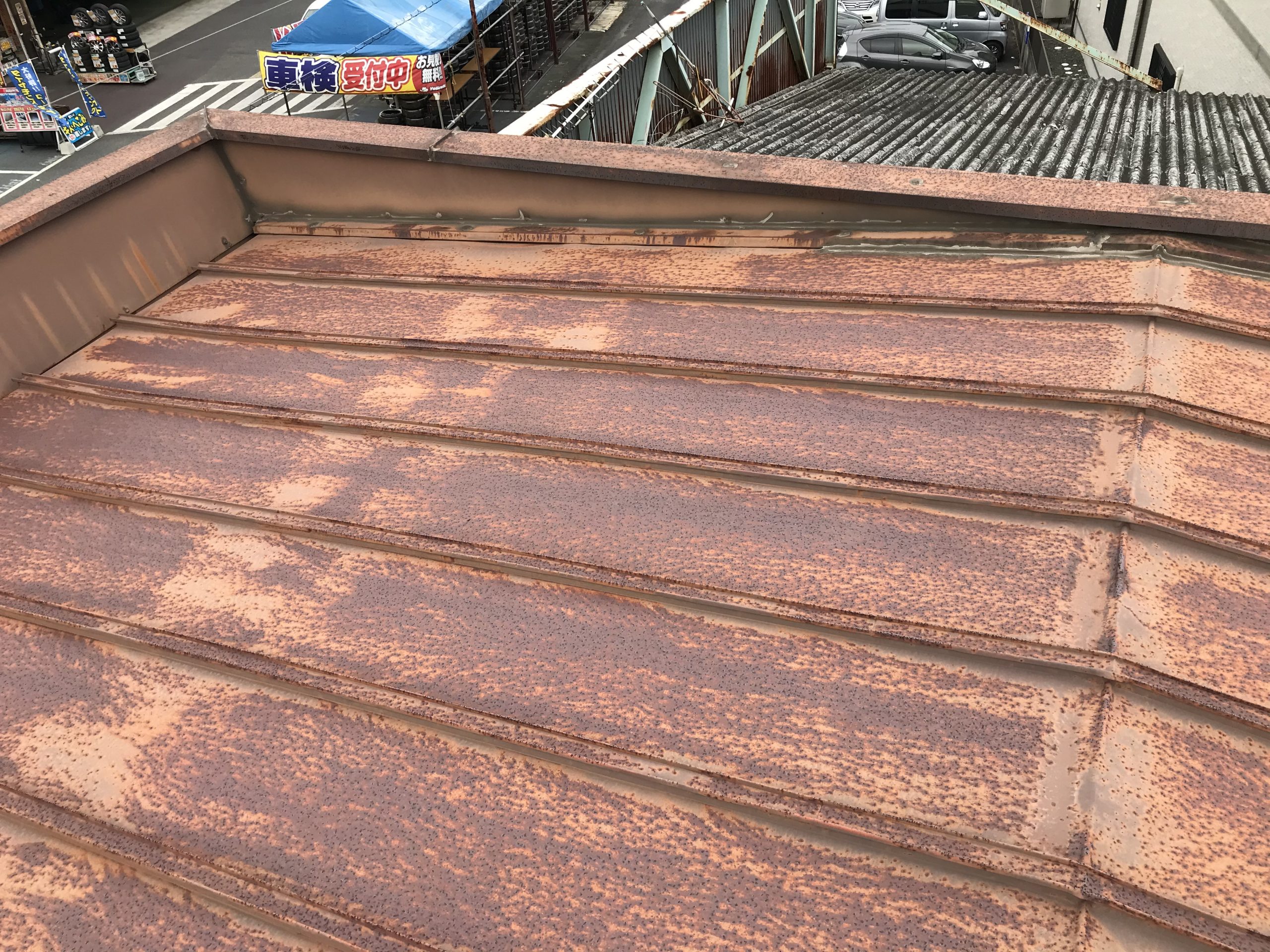 トタン屋根全体にサビが広がっていました