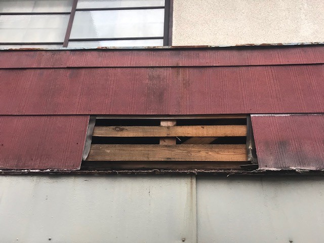 外壁の一部剥がれ・下地露出