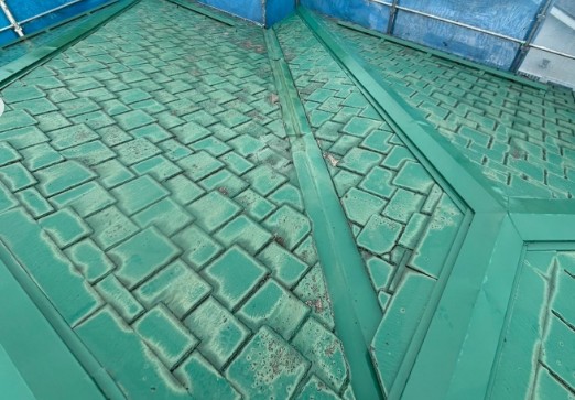 色あせと汚れが屋根全体に広がっていました