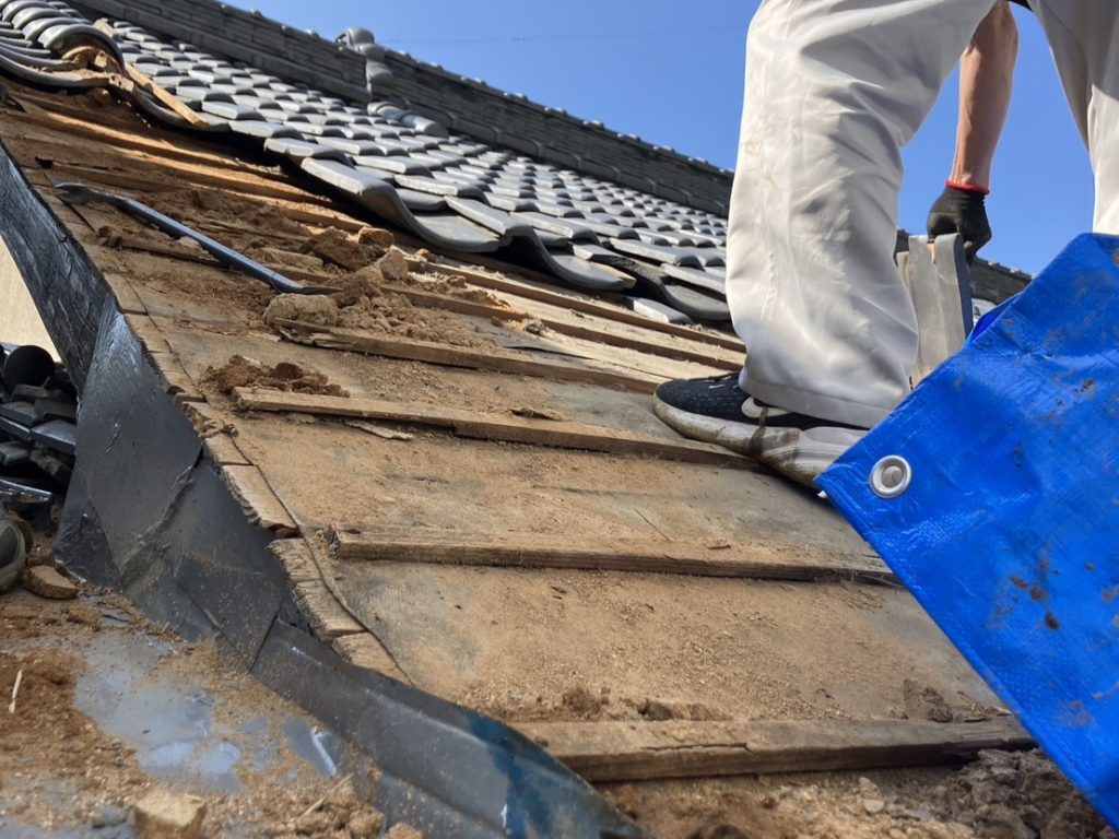 瓦撤去後の屋根下地