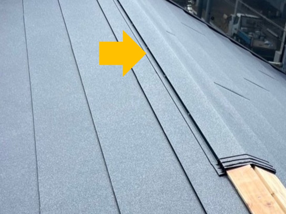 棟板金まで取り付け、スーパーガルテクトへの葺き替えが完成した屋根