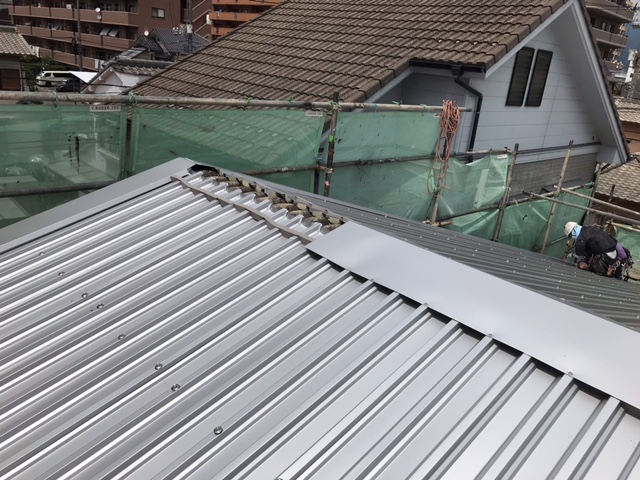 広島市南区で劣化した貸倉庫の屋根改修工事と雨樋交換を行いました！