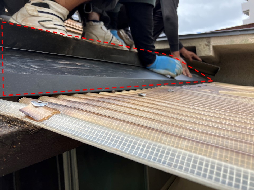 軒先周辺に水切り板金を施工