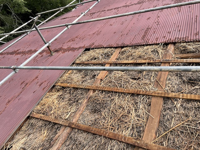 広島市安佐北区で屋根の劣化で雨漏りがするトタン屋根を葺き替え工事！