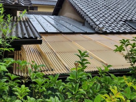劣化した波板屋根全景