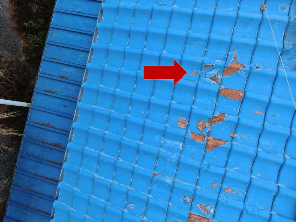 淡路瓦の爆裂と内部土の露出