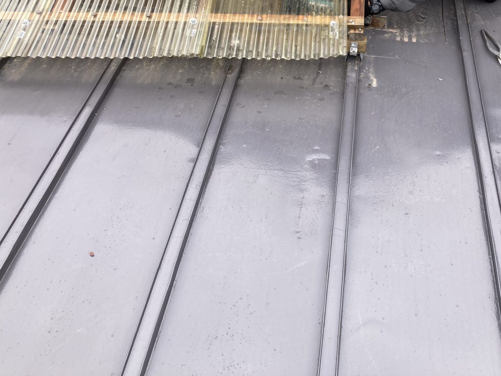 瓦棒屋根の調査状況