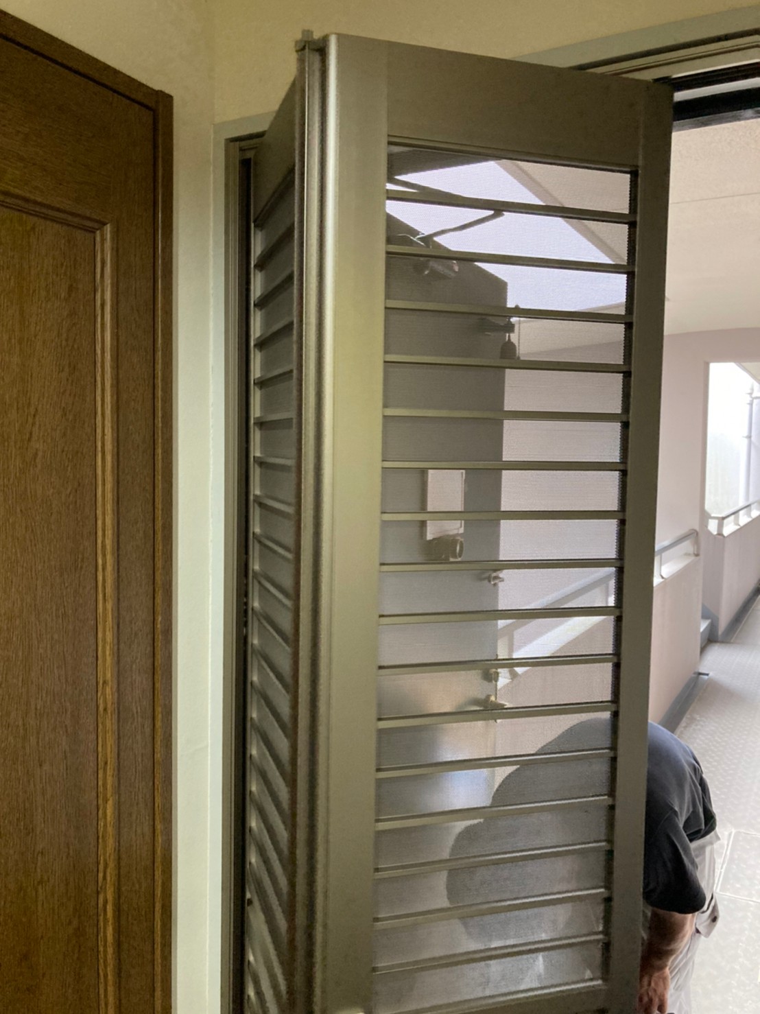 広島市西区、玄関ドアに風通しの良い折り畳み式網戸の設置工事！リピータ様からの工事依頼。