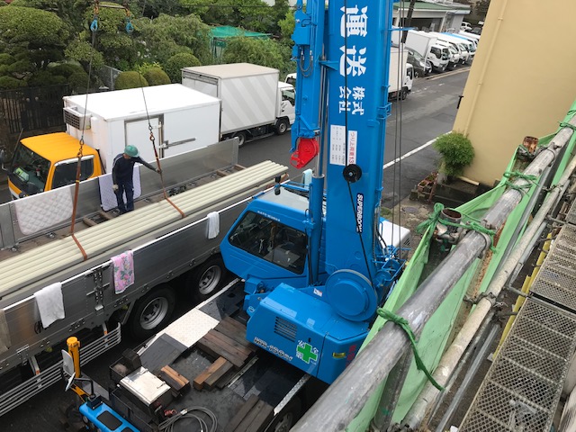 屋根材の荷揚げ作業