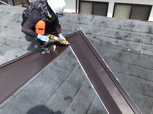 谷板金を取り付け、防水性を確保
