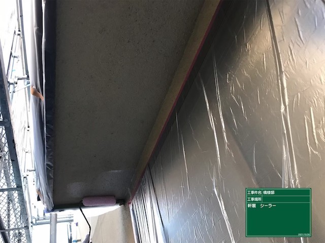 広島市佐伯区で塗膜が劣化したクラックのある外壁塗装と付帯部分の塗装工事！