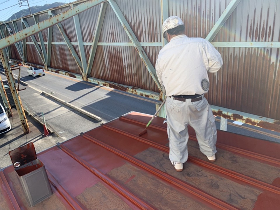 ケレン作業で古いサビと汚れを除去