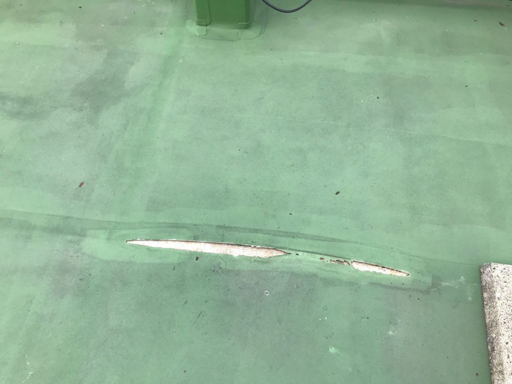 屋上防水の破れ