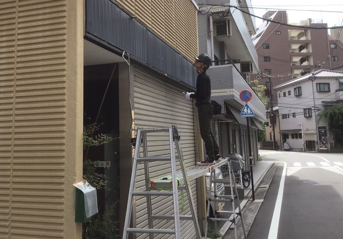 広島市南区、3階建てビルの入り口店舗から漏水。補修工事でコーキング打ち替えを施工。