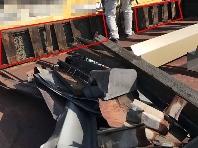 劣化した笠木の撤去作業