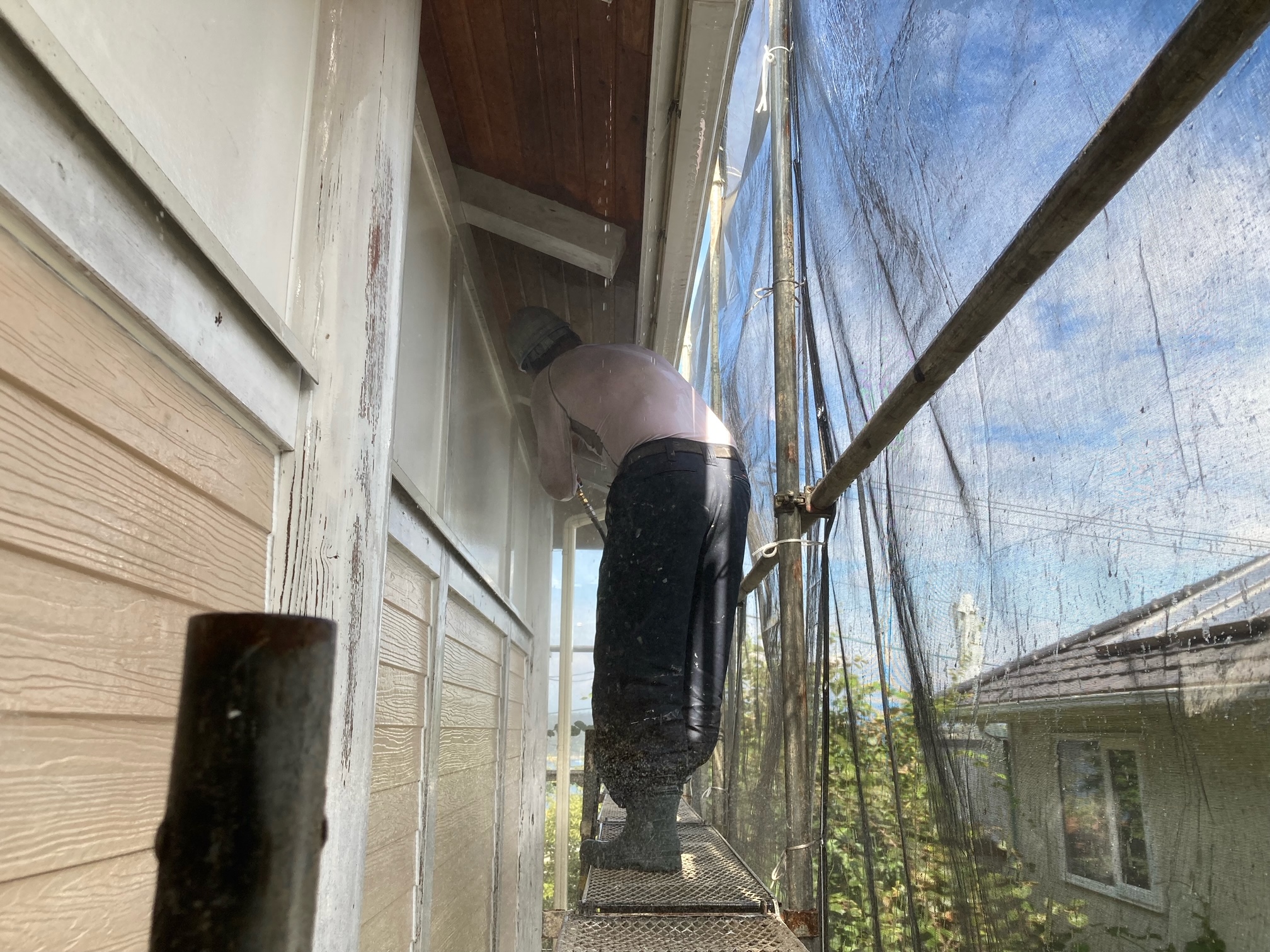 高圧洗浄で外壁の汚れを落とす