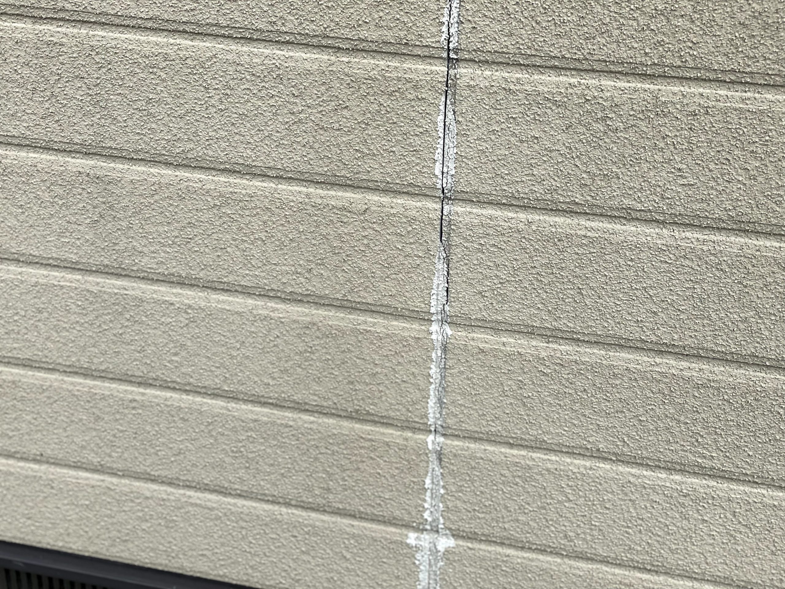 目地部分のひび割れと既存補修跡の確認