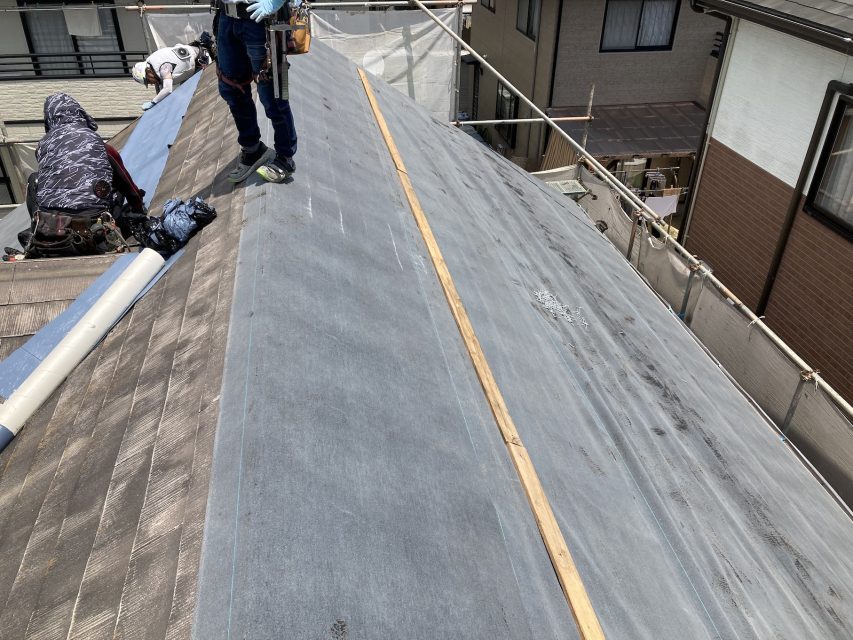 防水紙を敷いた屋根面