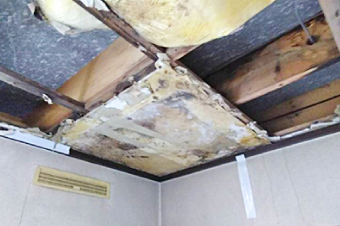 天井を剥がすと雨水による腐食が広がり天井が落ちていました