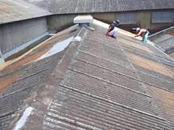 施工前の錆びた波トタン屋根