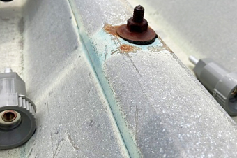 屋根材を固定するボルトが錆びて歪んでいます