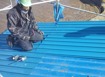 屋根カバー工法は軽い屋根材が適している